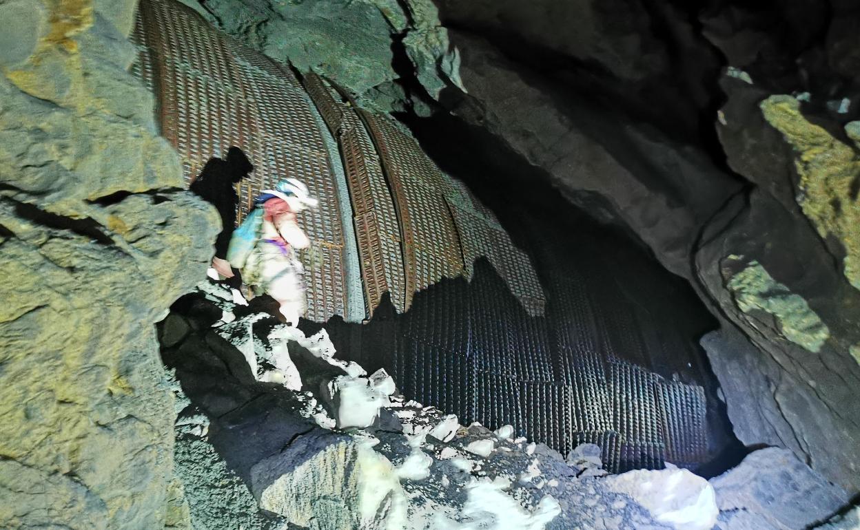 Imagen distribuida por los espeleólogos con las obras del Tren de Alta Velocidad atravesando una de las galerías del complejo kárstico de la cueva de Lezetxi. 