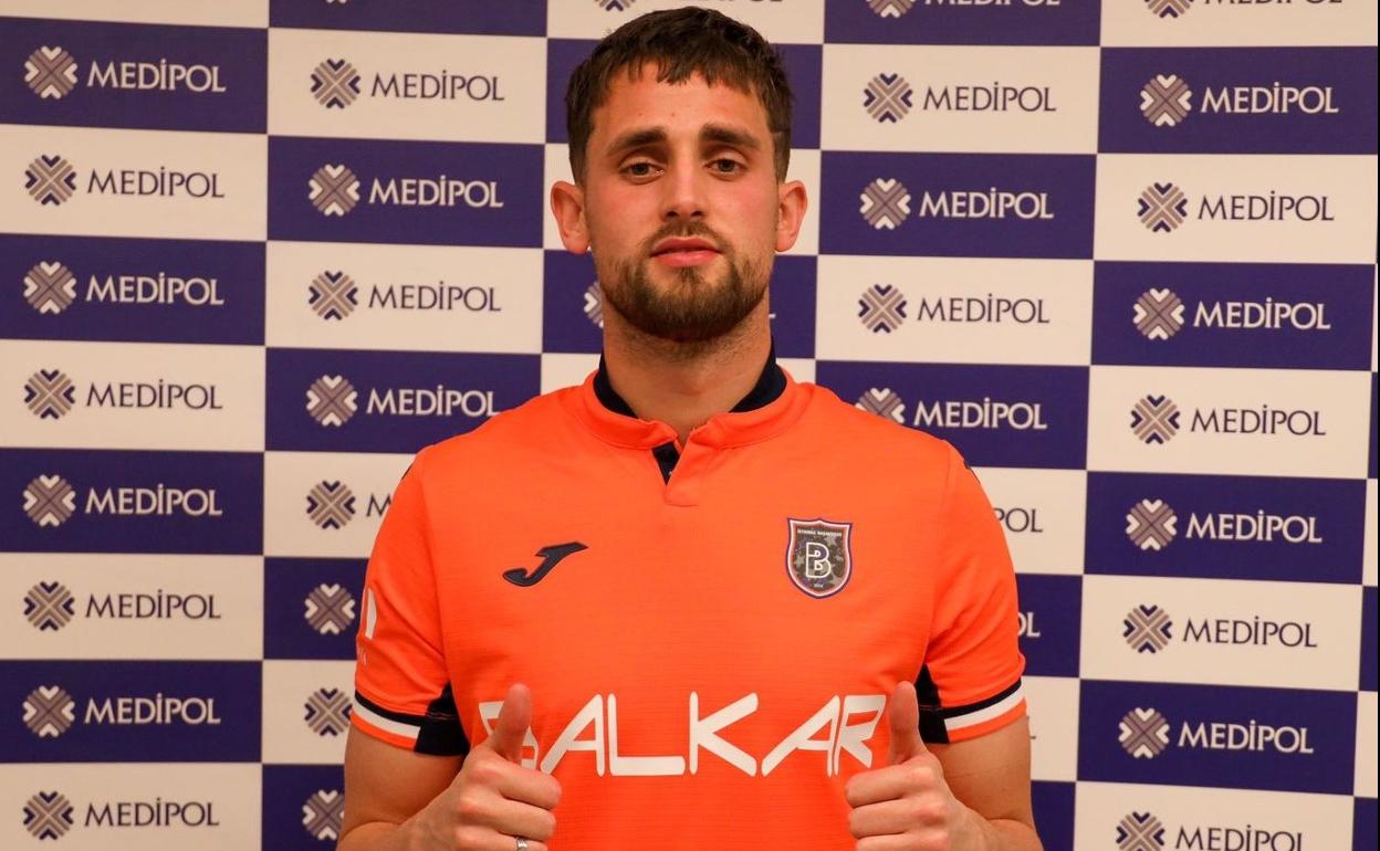 Januzaj posa con la camiseta de su nuevo equipo, el Basaksehir turco