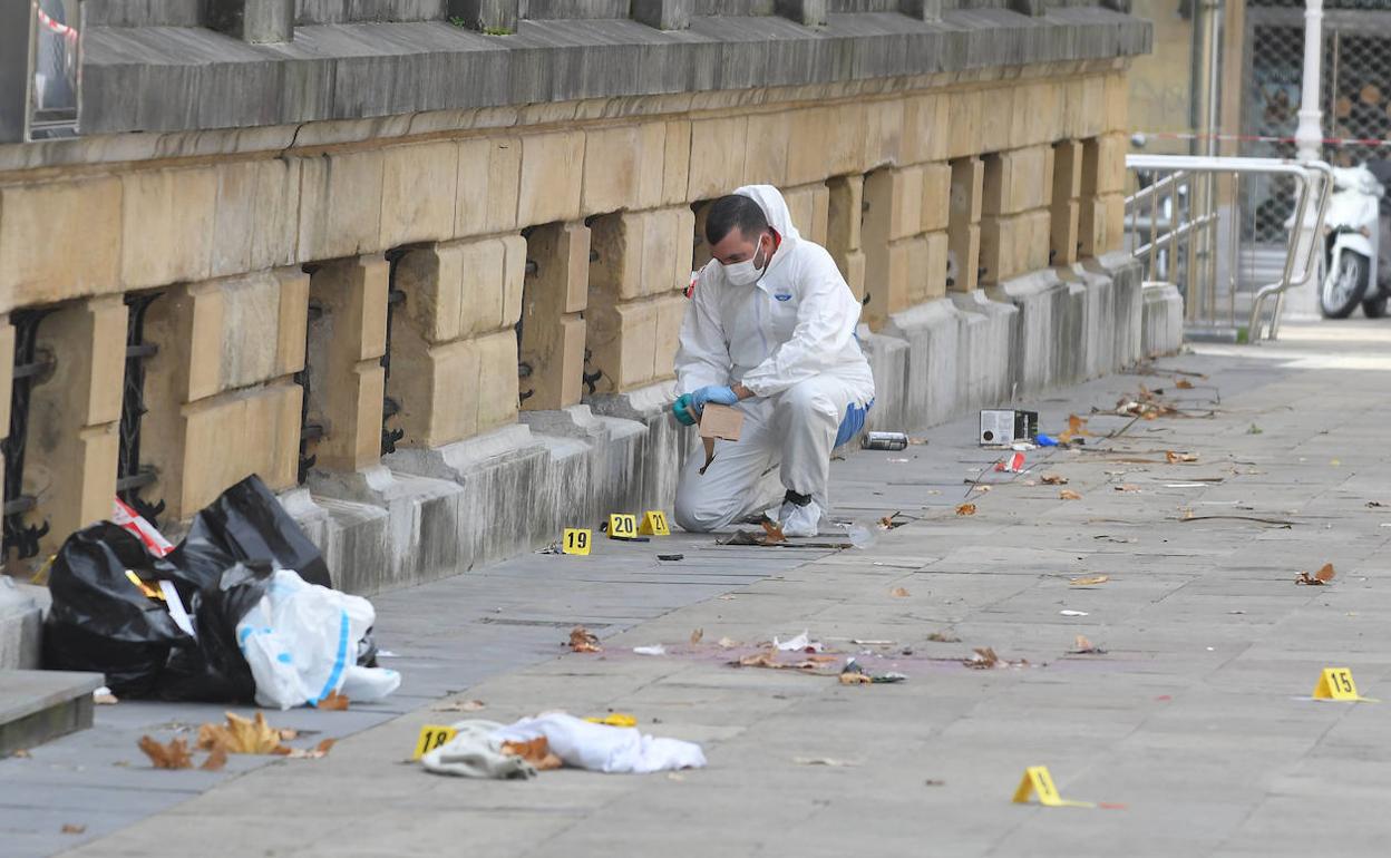 La Policía científica inspecciona la zona de la plaza Okendo donde se produjo el crimer de Lukas Agirre. 