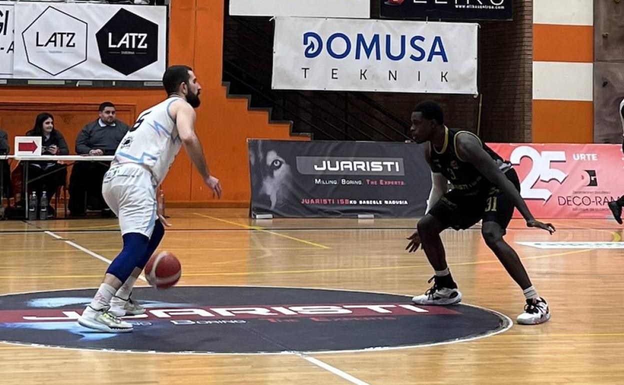 Barra Njie defiende a un rival en el partido ante el Melilla. 