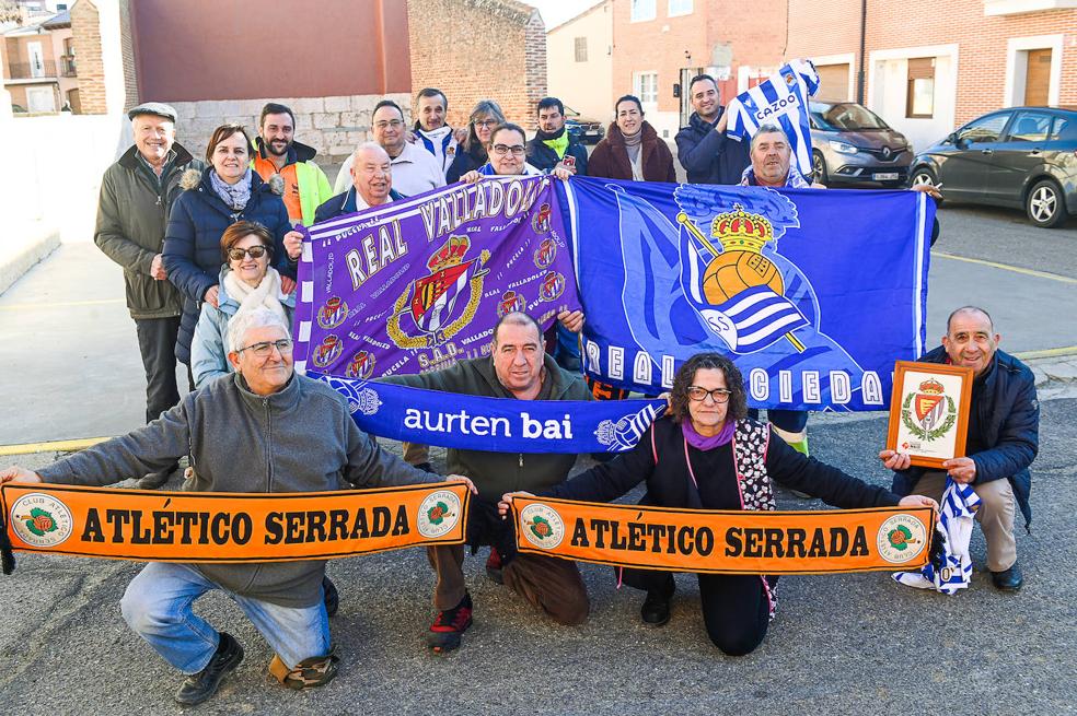 Vecinos de Serrada que acudirán a Anoeta se juntaron este jueves en la plaza mayor del pueblo vallisoletano. 