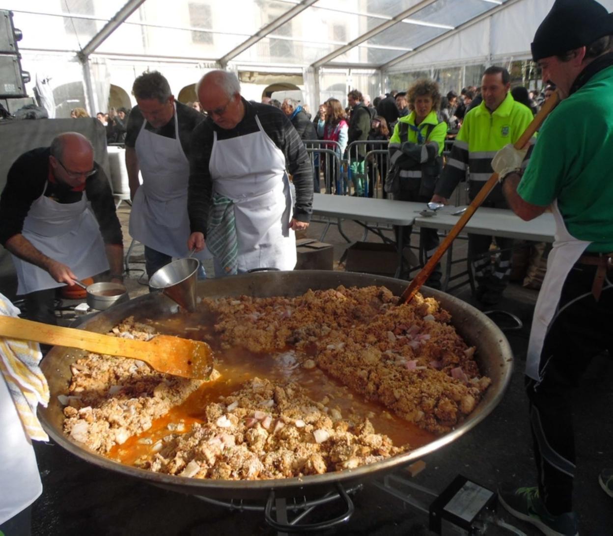 La paellada, cita imprescindible en fiestas. 