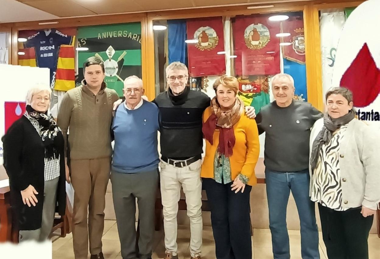 Los donantes reconocidos por su labor y miembros de la asociación.