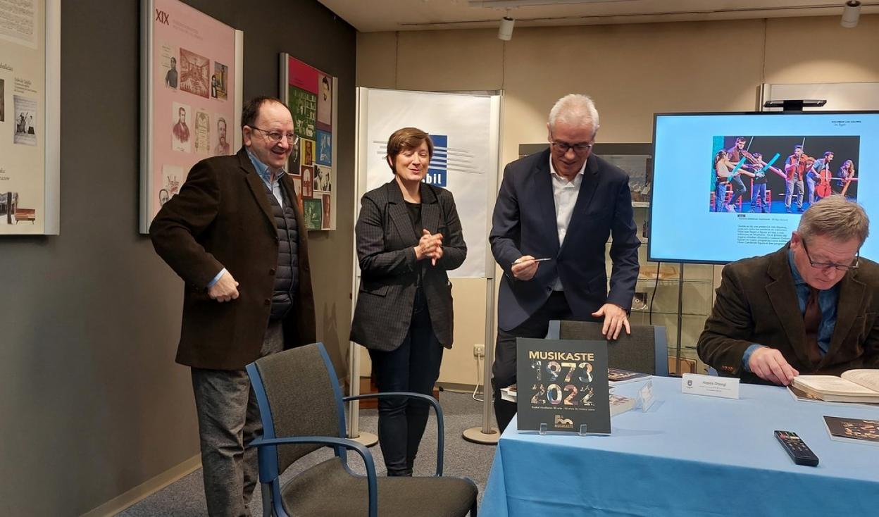 La alcaldesa Otaegi, entre Bagües y Leiñena, estuvo presente en la presentación del libro. 