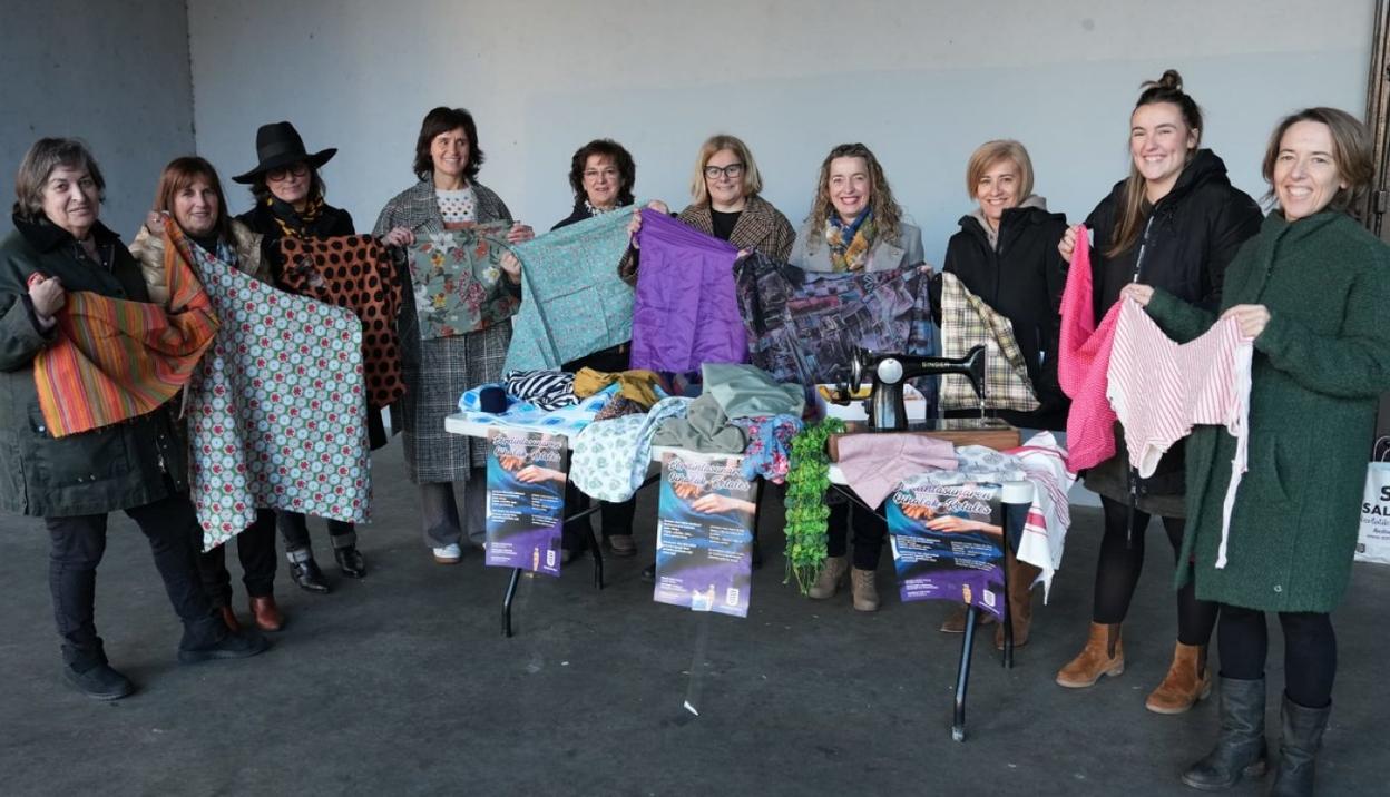 Asociaciones feministas y representantes municipales tras la presentación de las actividades.