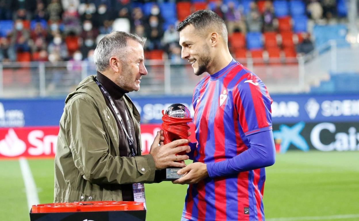 Stoichkov recibe de manos del exarmero Luluaga el MVP de octubre de la 21/22 en Ipurua. 