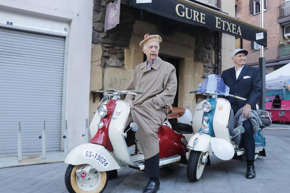 Toda una vida Zulaika y Razquin, 65 años después se sacan la misma foto con sus lambrettas. 