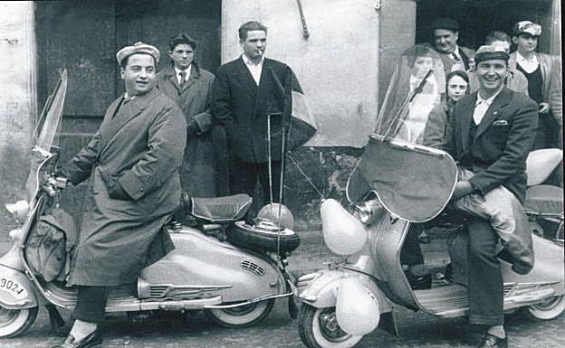 Los dos protagonistas en 1958 en el bar Gure Etxea.