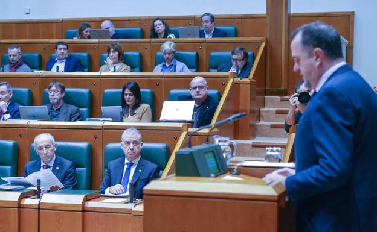 El lehendakari, Iñigo Urkullu, escucha la pregunta de Carlos Iturgaiz (PP), este viernes en el Parlamento vasco