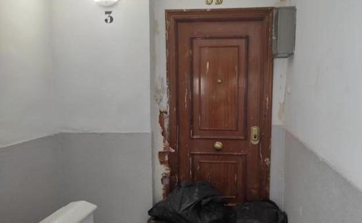 Exterior de la vivienda donde se halló el cadáver de la mujer fallecida