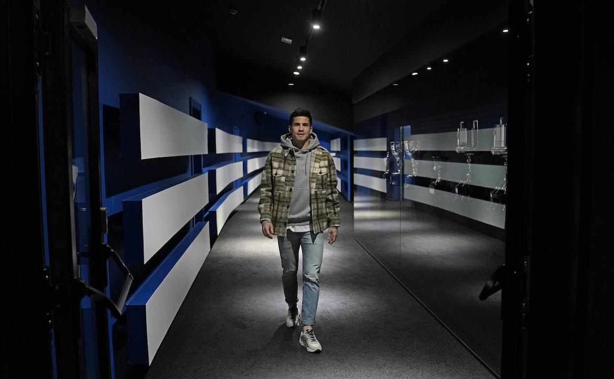 Igor Zubeldia, jugador de la Real Sociedad, recorre los pasillos de Anoeta. 