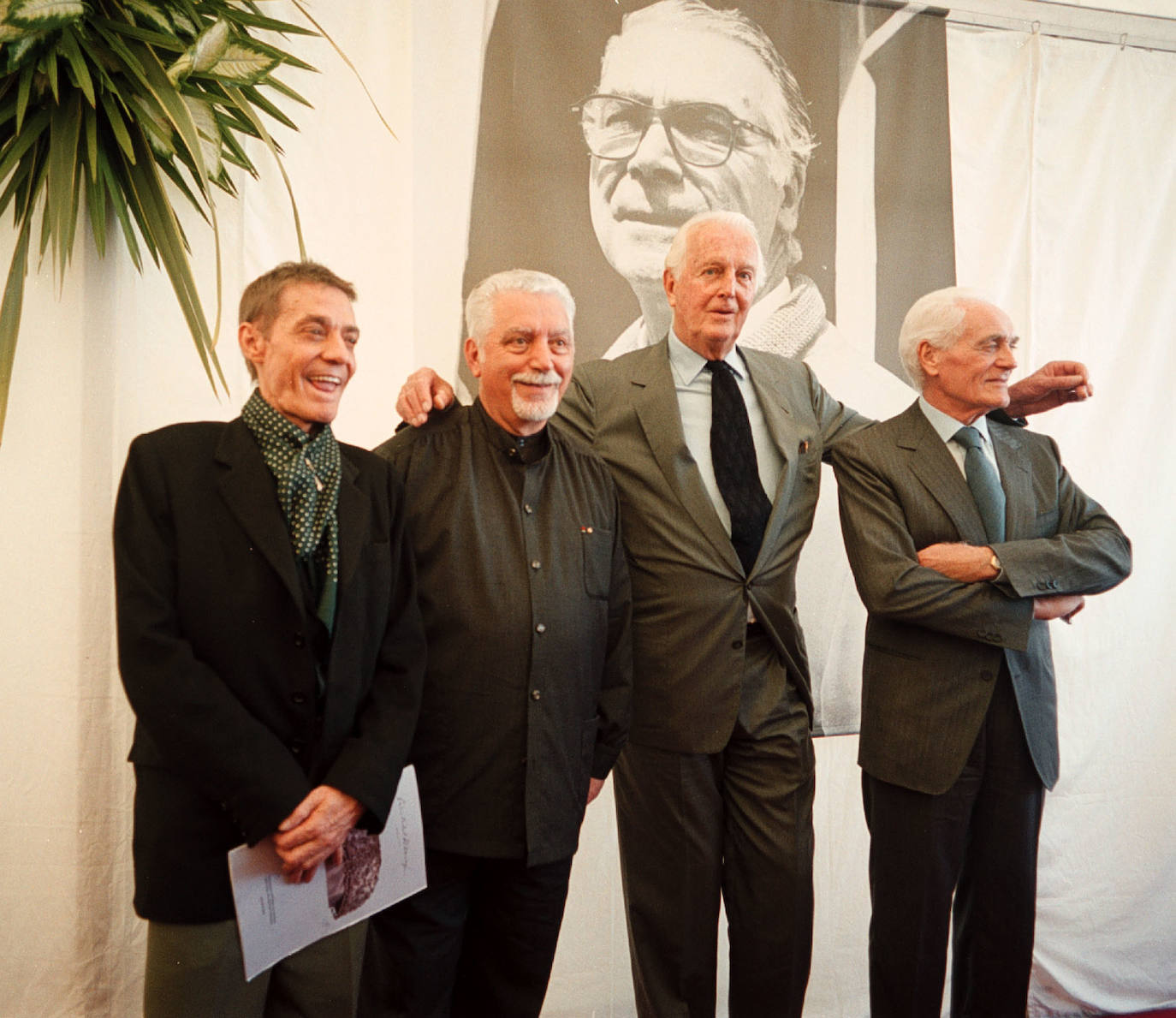 Junto a Del Pozo, Givenchy y Venet, en la presentación de la Fundación Cristóbal Balenciaga en mayo de 2000.