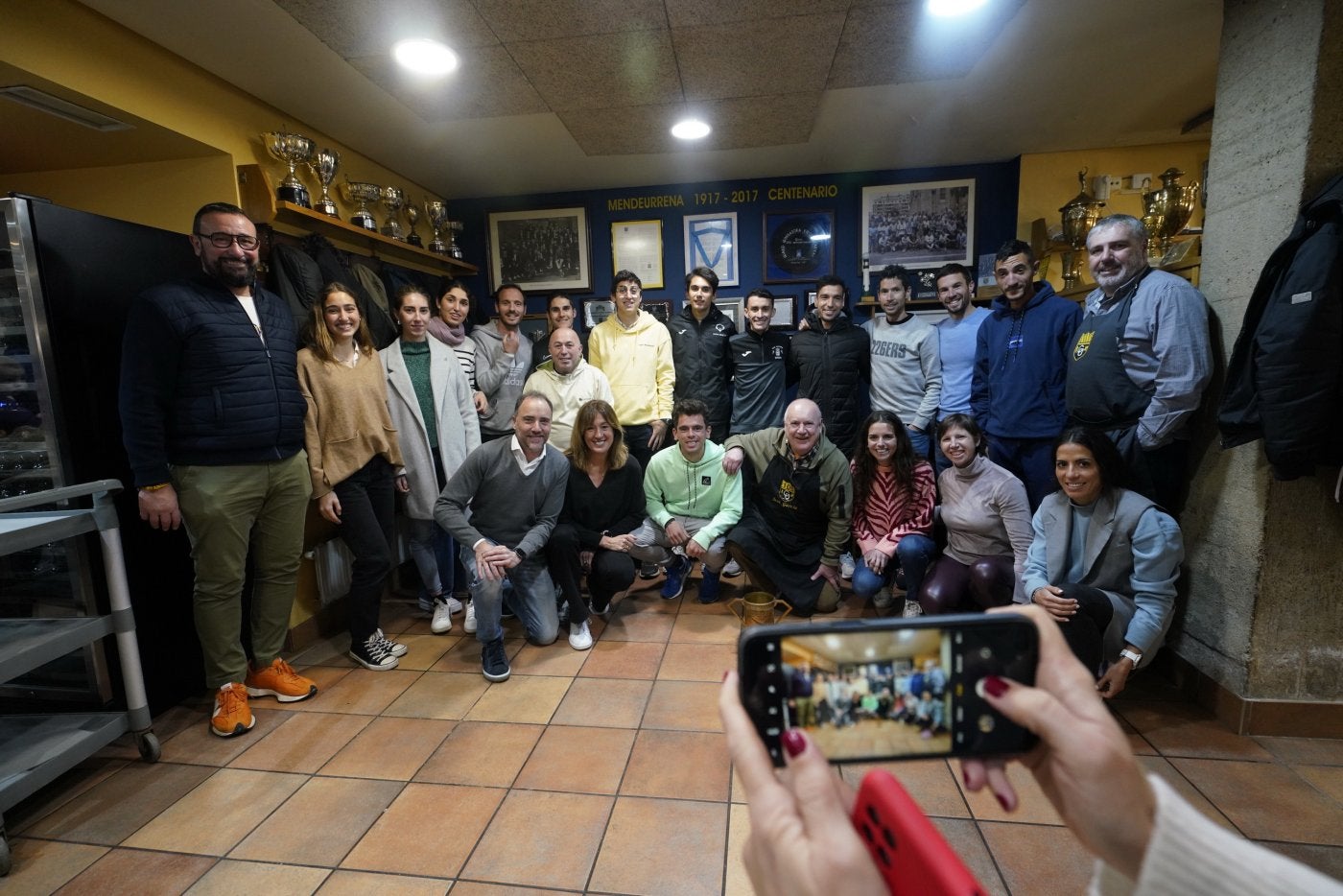 Atletas, entrenadores y miembros de la organización, en la foto de familia previa a la carrera en la sociedad de la Gimnástica de Ulía. 