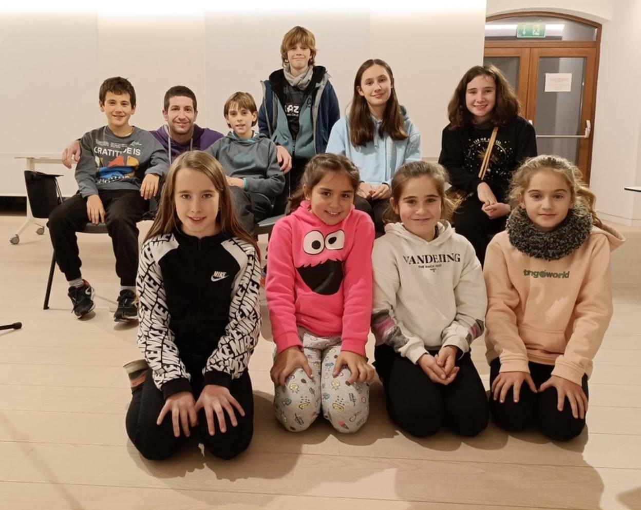 Alumnos de la Bertso Eskola con su profesor, Eneko Beretxinaga. 