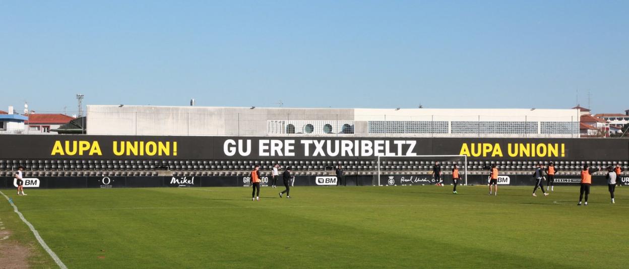 El Real Unión ha continuado el lavado de cara iniciado hace meses en el Stadium realizando labores de pintado en ambos fondos. 