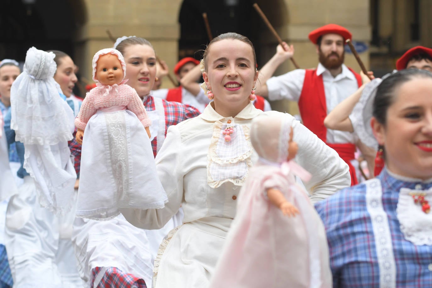 Fotos: Inudes y Artzainas recorren la Parte Vieja donostiarra