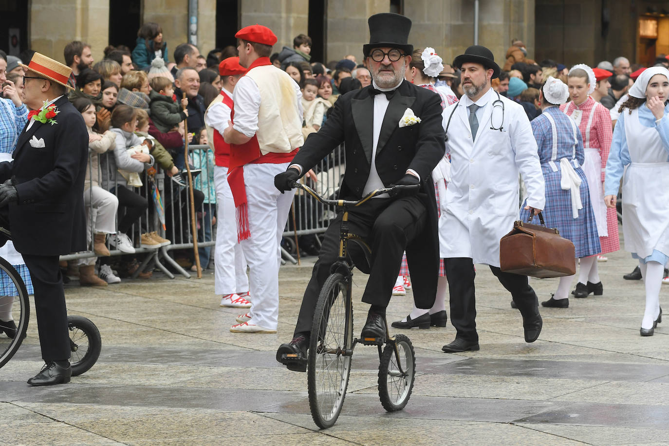 Fotos: Inudes y Artzainas recorren la Parte Vieja donostiarra