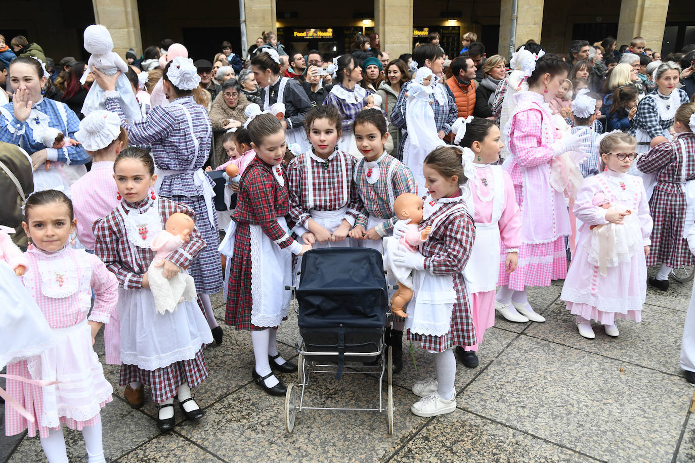 Fotos: Inudes y Artzainas recorren la Parte Vieja donostiarra