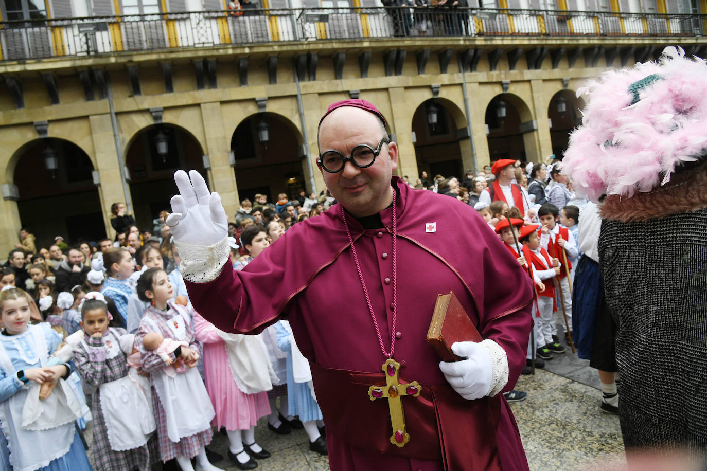 Fotos: Inudes y Artzainas recorren la Parte Vieja donostiarra