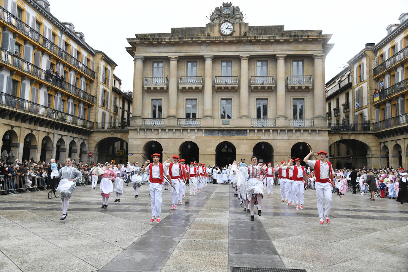 Fotos: Inudes y Artzainas recorren la Parte Vieja donostiarra