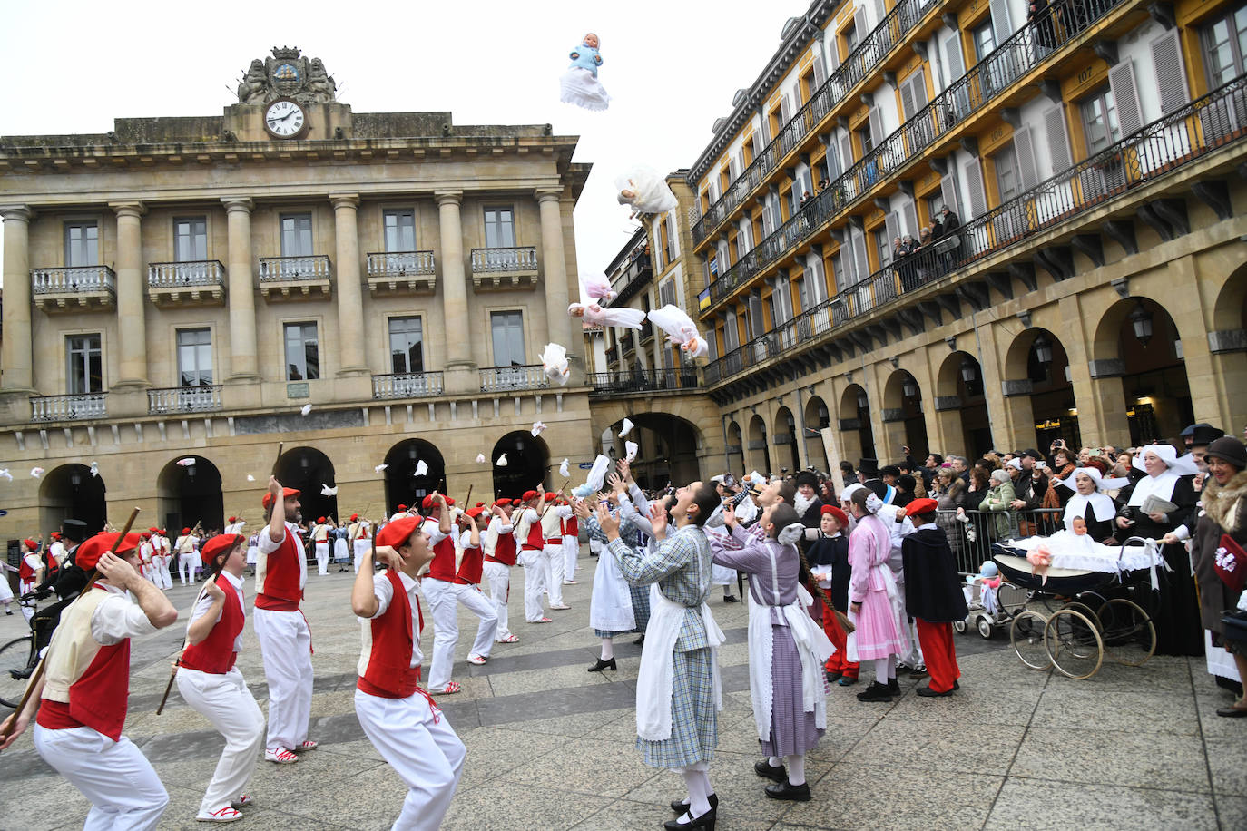 Fotos: Inudes y Artzainas recorren la Parte Vieja donostiarra