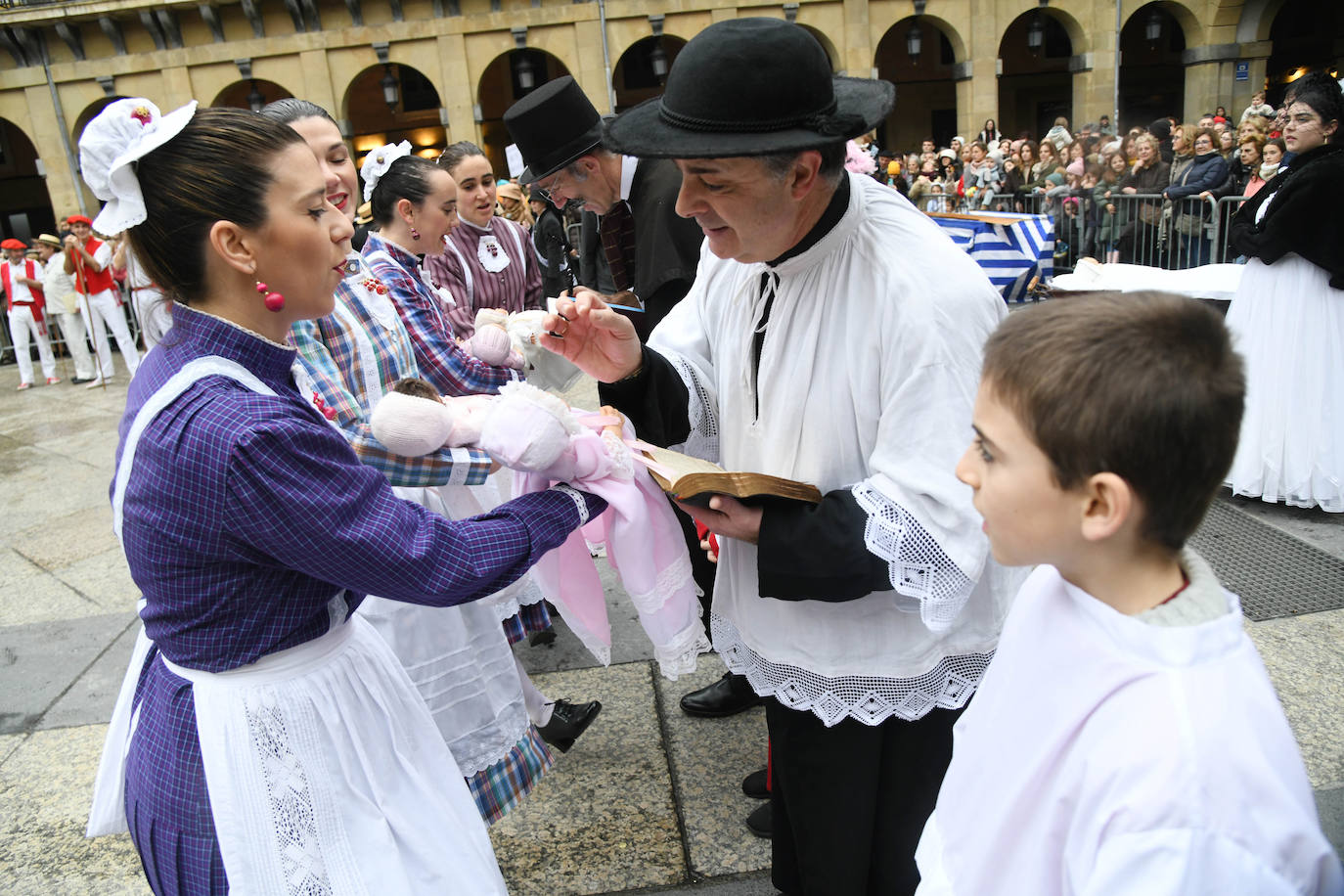 Fotos: Inudes y Artzainas recorren la Parte Vieja donostiarra