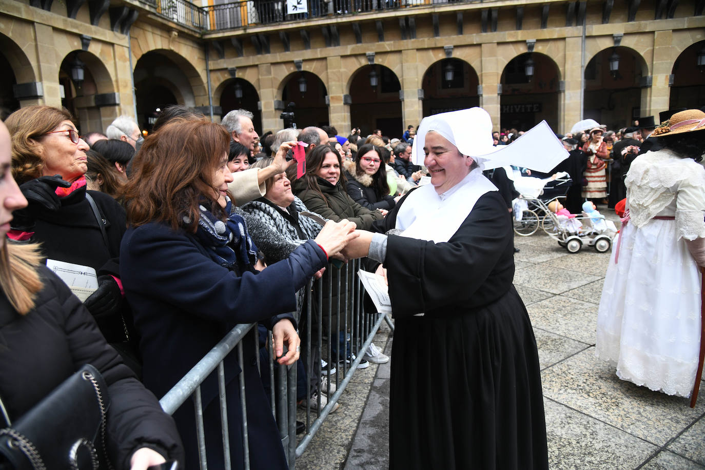 Fotos: Inudes y Artzainas recorren la Parte Vieja donostiarra
