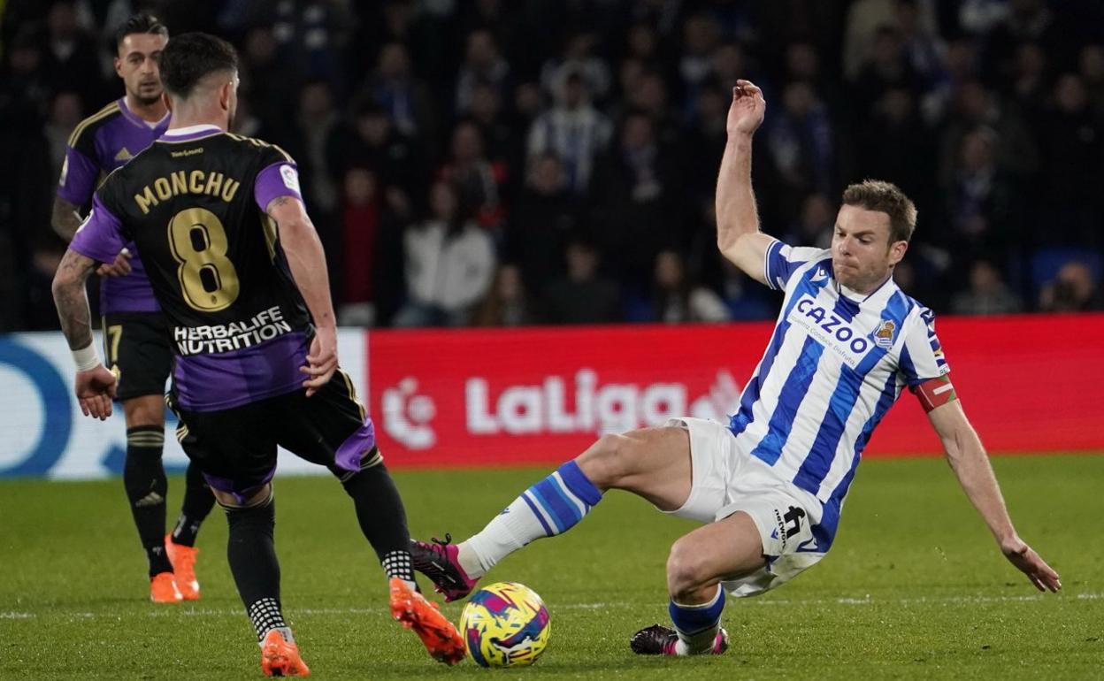 Illarra va al suelo para cortar una acción del pucelano Monchu, ayer en el Reale Arena. 