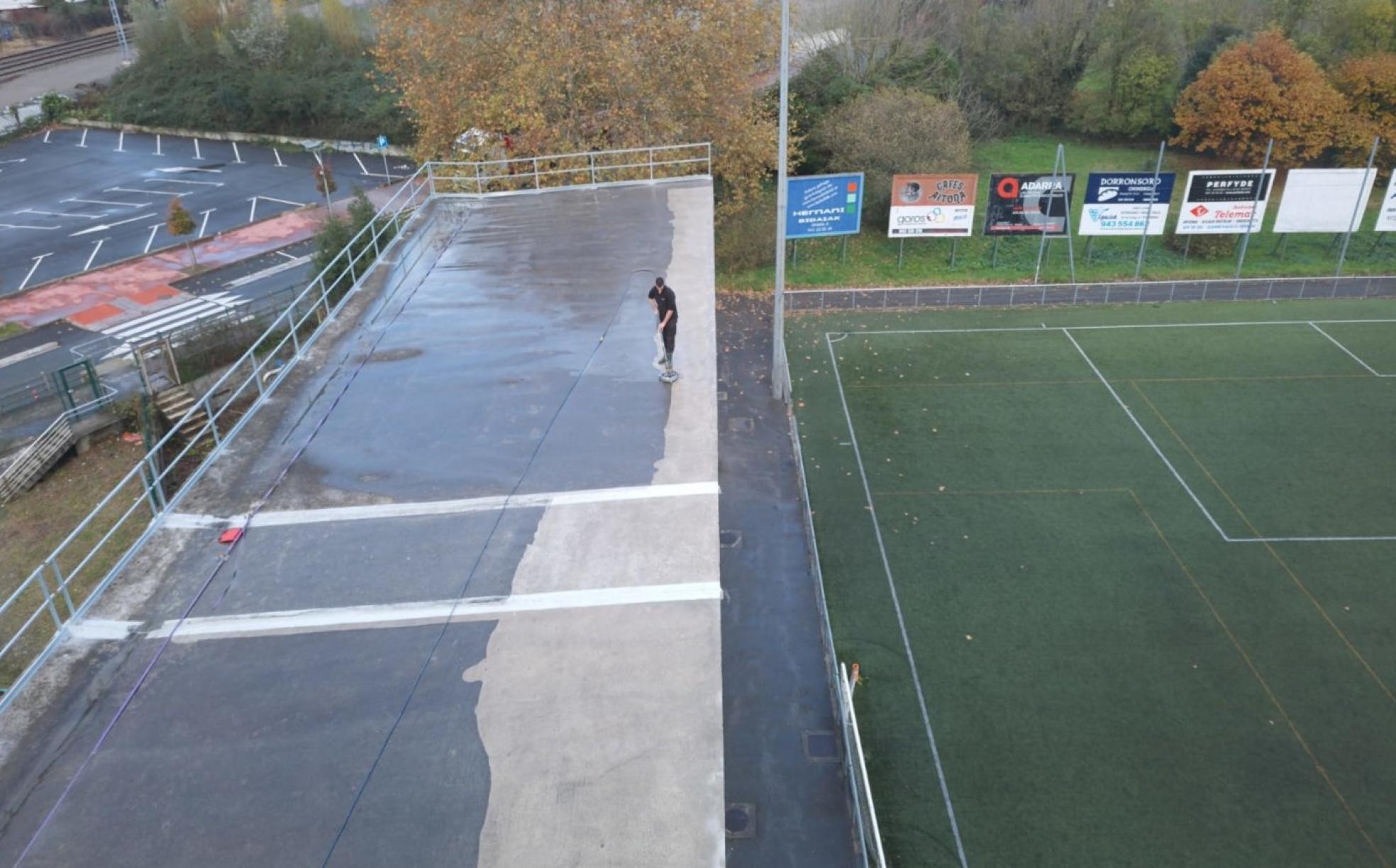 Un operario trabaja en la cubierta del edificio de Zubipe para instalar las placas fotovoltaicas. 