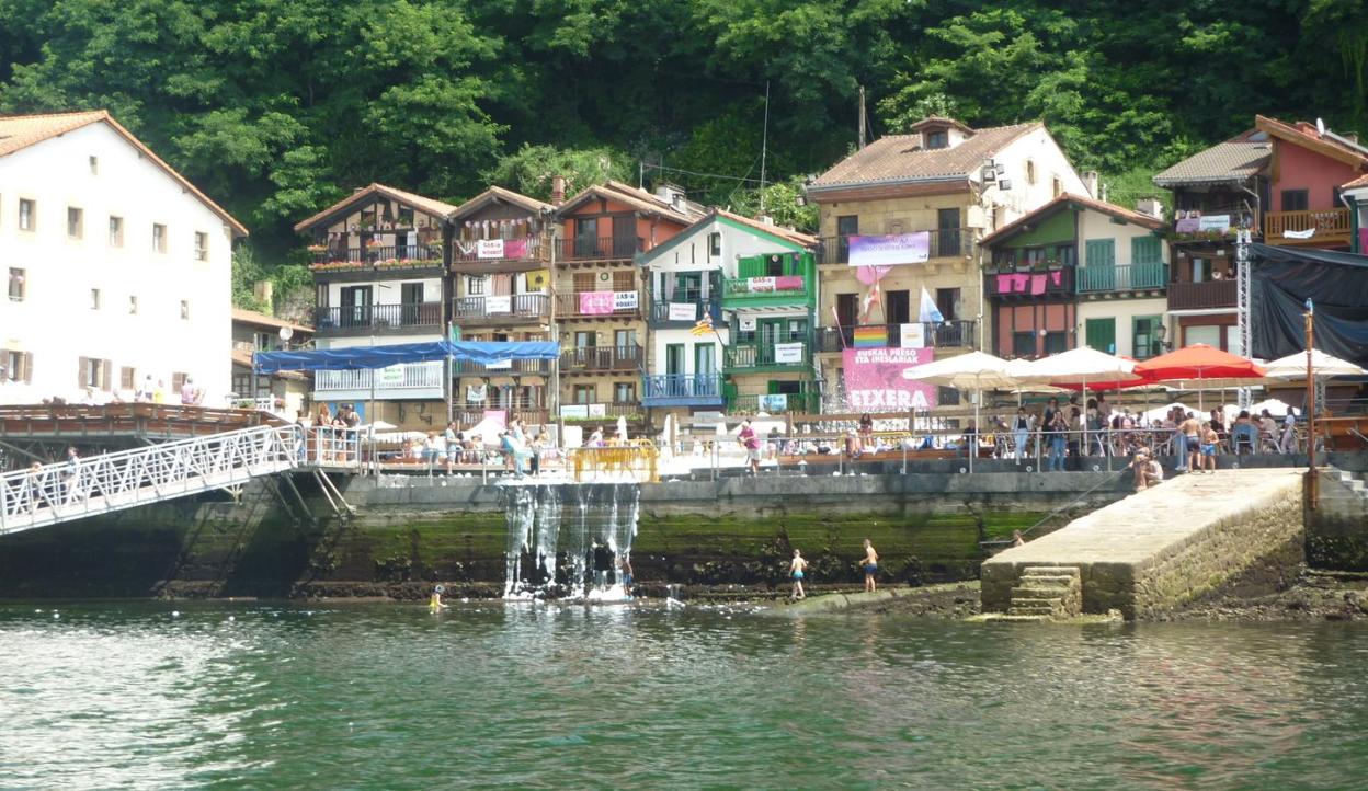 La plaza Santiago con los carteles reivindicando la obra del saneamiento y la canalización del gas en los balcones. 