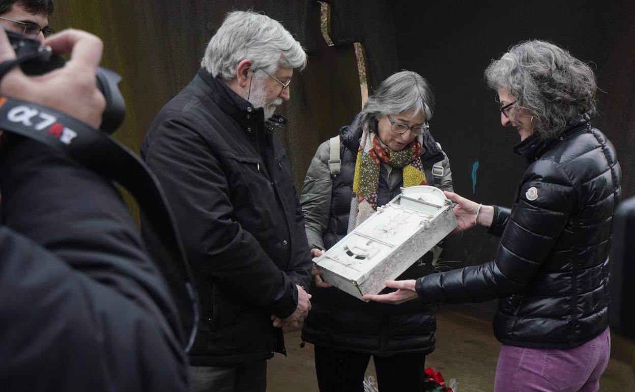 Maite y Estíbaliz entregan el Buzón de Joxeba a Domínguez. 