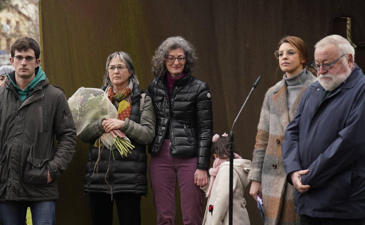 Familiares de Joxeba Pagazaurtundua juanto a Fernando Savater en el homenaje en Andoain.