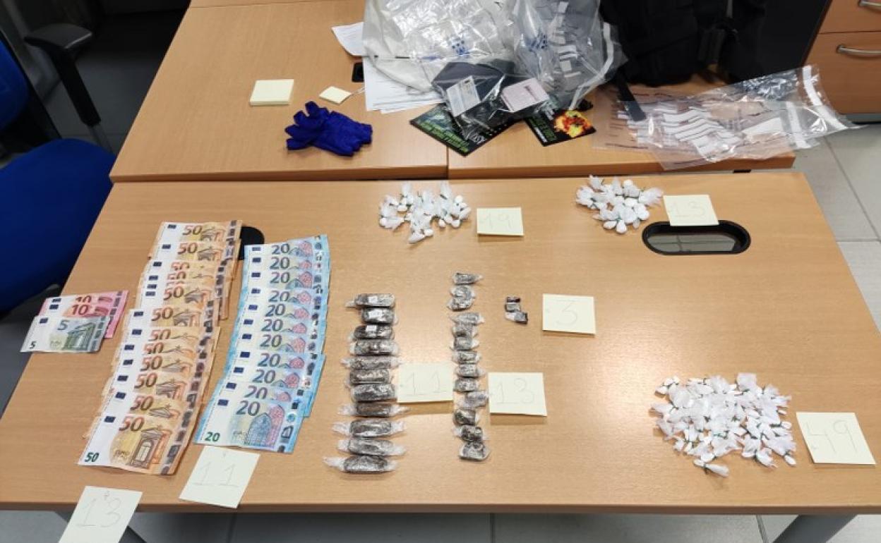 Dinero y droga incautada el pasado jueves en Arrasate.