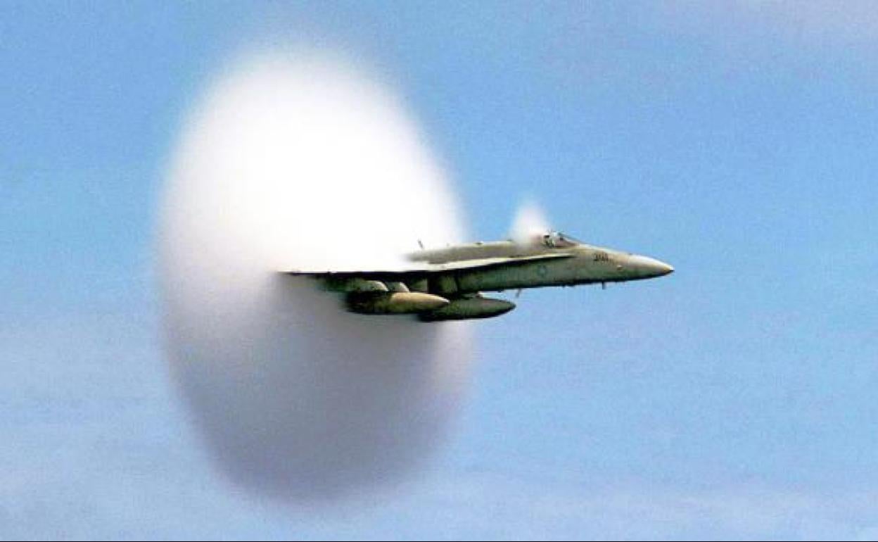 Un F-18 rompe la barrera del sonido en un ejercicio de vuelo.