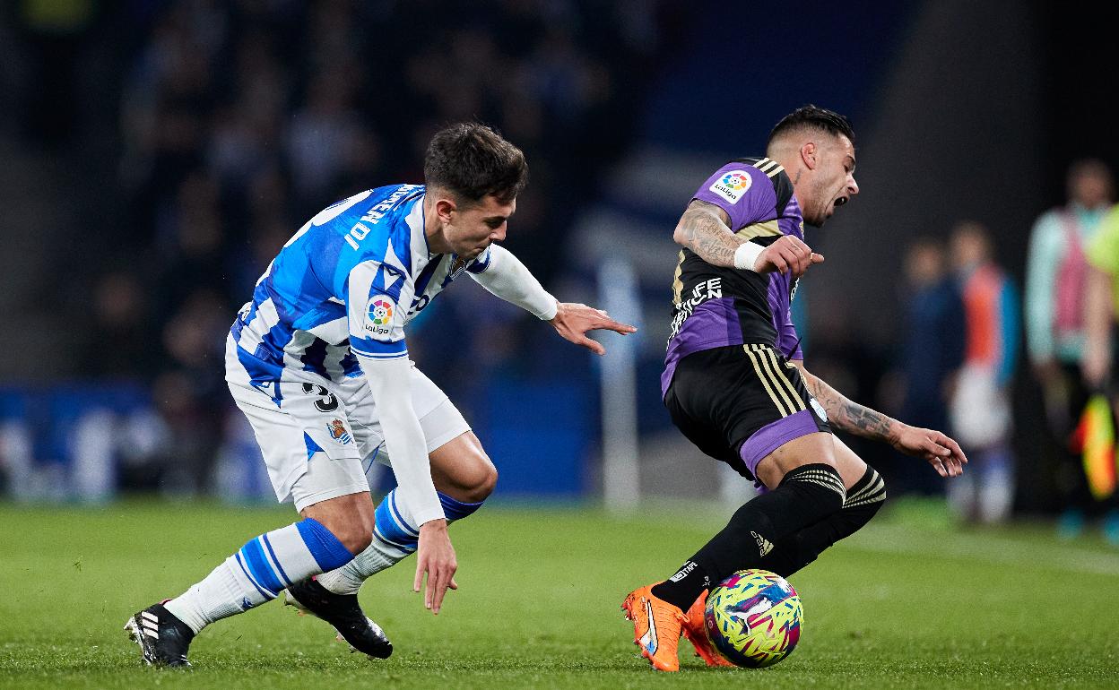 Zubimendi pugna por un balón con Sergio León.