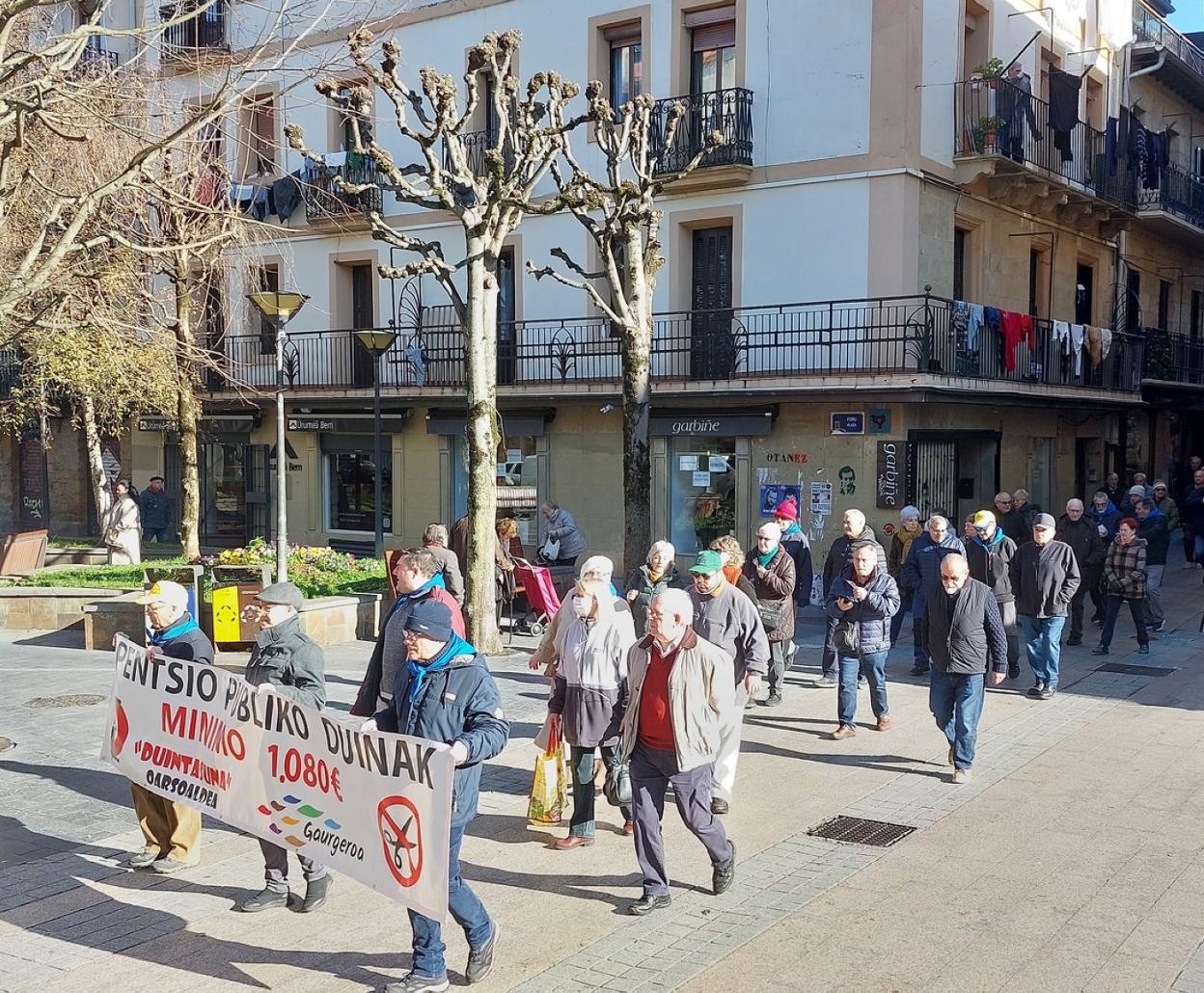 Un lunes más, como cada comienzo de mes, los pensionistas volvieron a tomar las calles. 