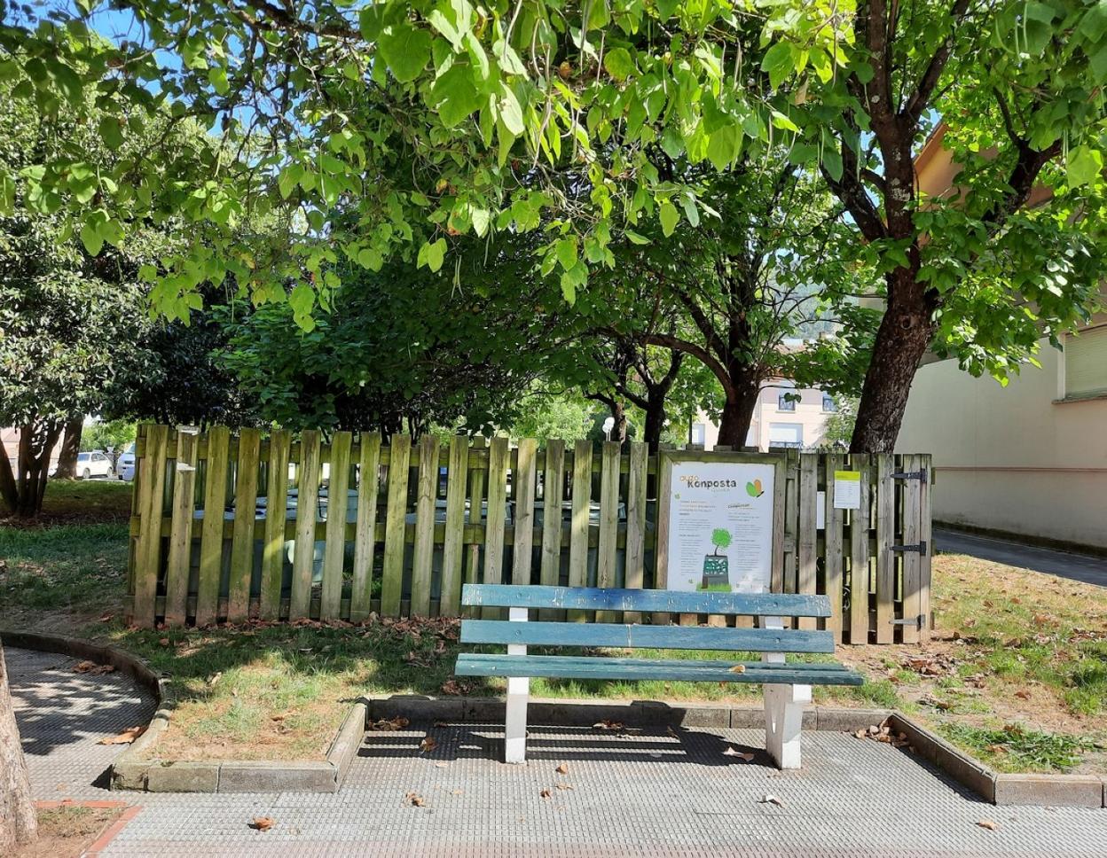 Uno de los espacios para el compostaje comunitario habilitado en Arretxene.