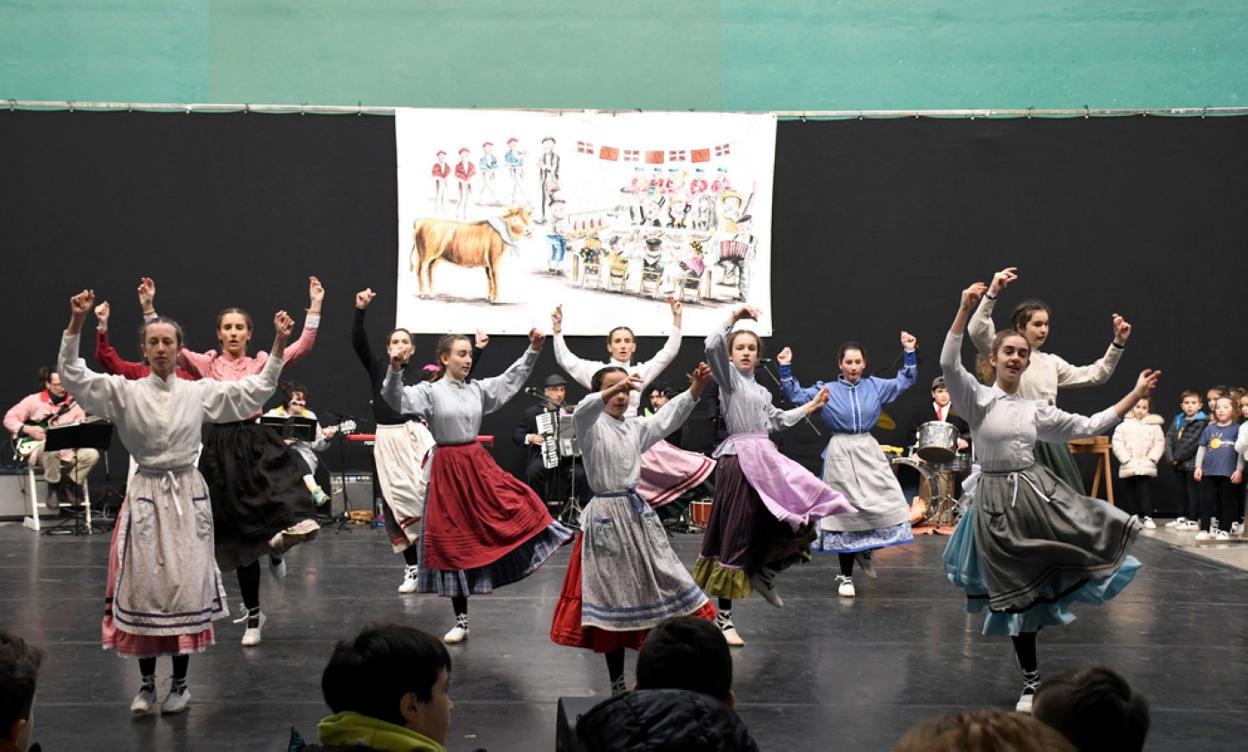 Otsolar dantza taldeko ikasleen emanaldiak eman zien Inauteriei hasiera. 