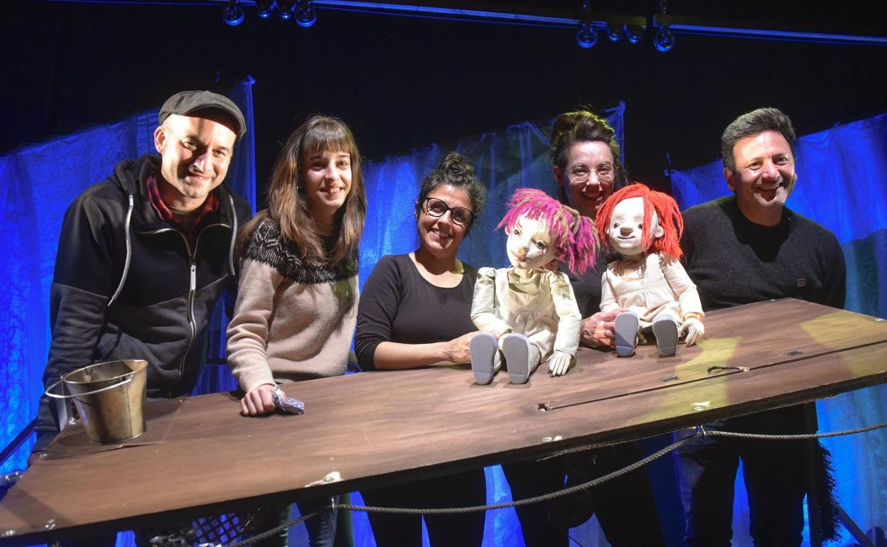 Integrantes de Anita Maravillas durante una residencia de creación del Topic. 