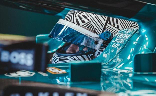 Fernando Alonso, behind the wheel of the 2022 Aton Martin