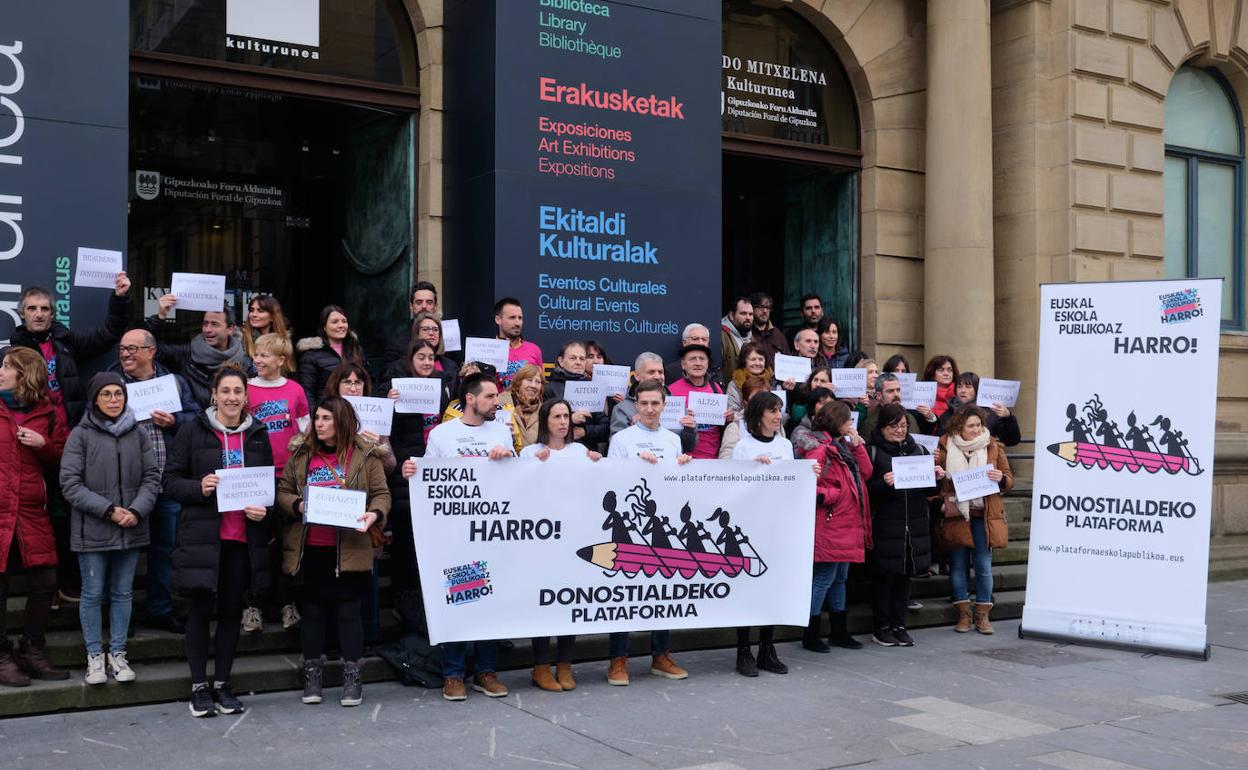 Representantes de distintos centros públicos de Donostia acudieron a la presentación de la plataforma. 