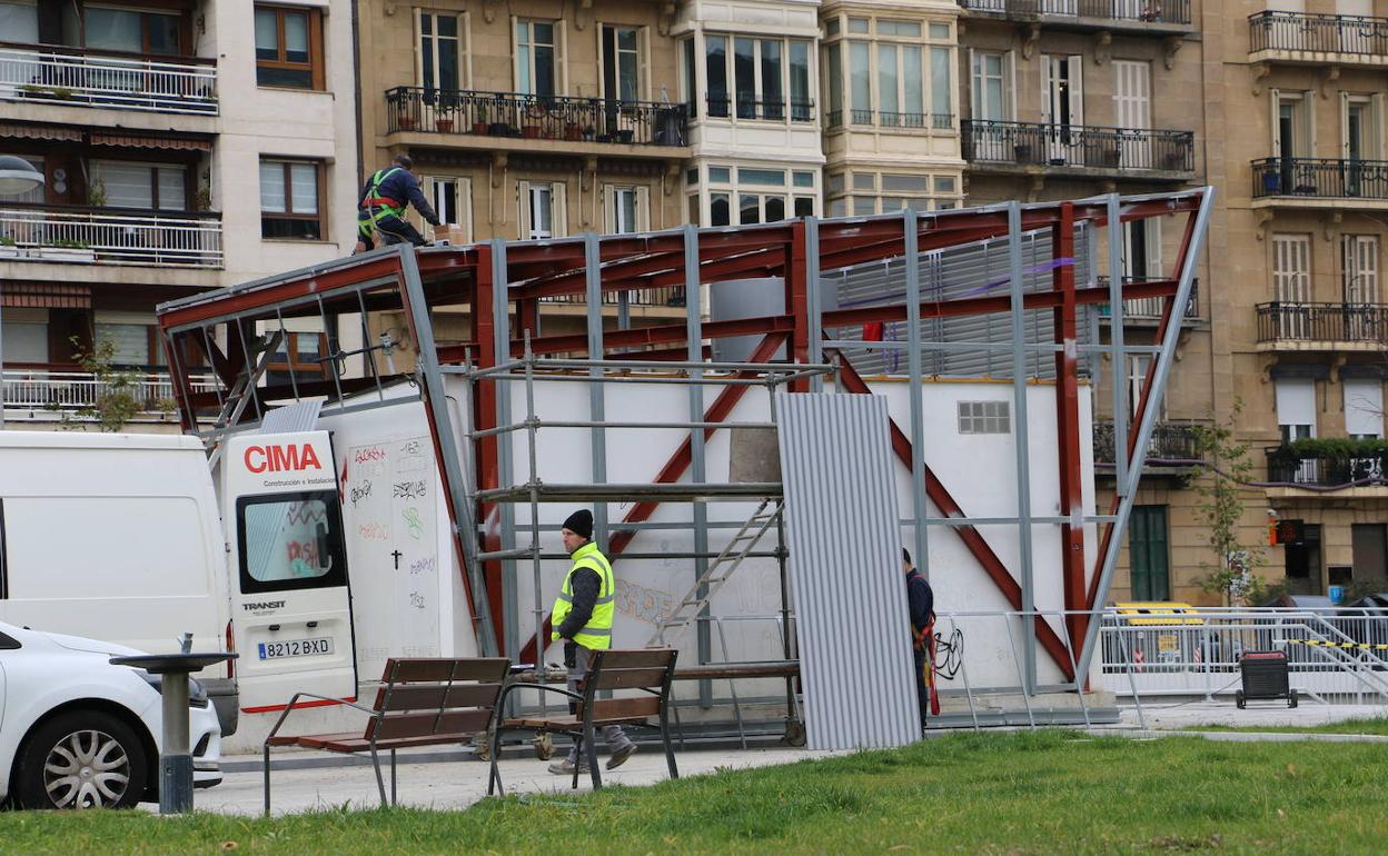 Esta pasada semana Adif comenzó a cubrir la caseta que tiene situada en plaza Iztueta en la que tiene guardada la maquinaria de los trenes de Renfe. Ese equipamiento estaba antes situado en los arcos del antiguo viaducto que fue derribado. La caseta se cubrirá con vegetación para proteger la maquinaria y para que estéticamente vaya acorde con la zona.