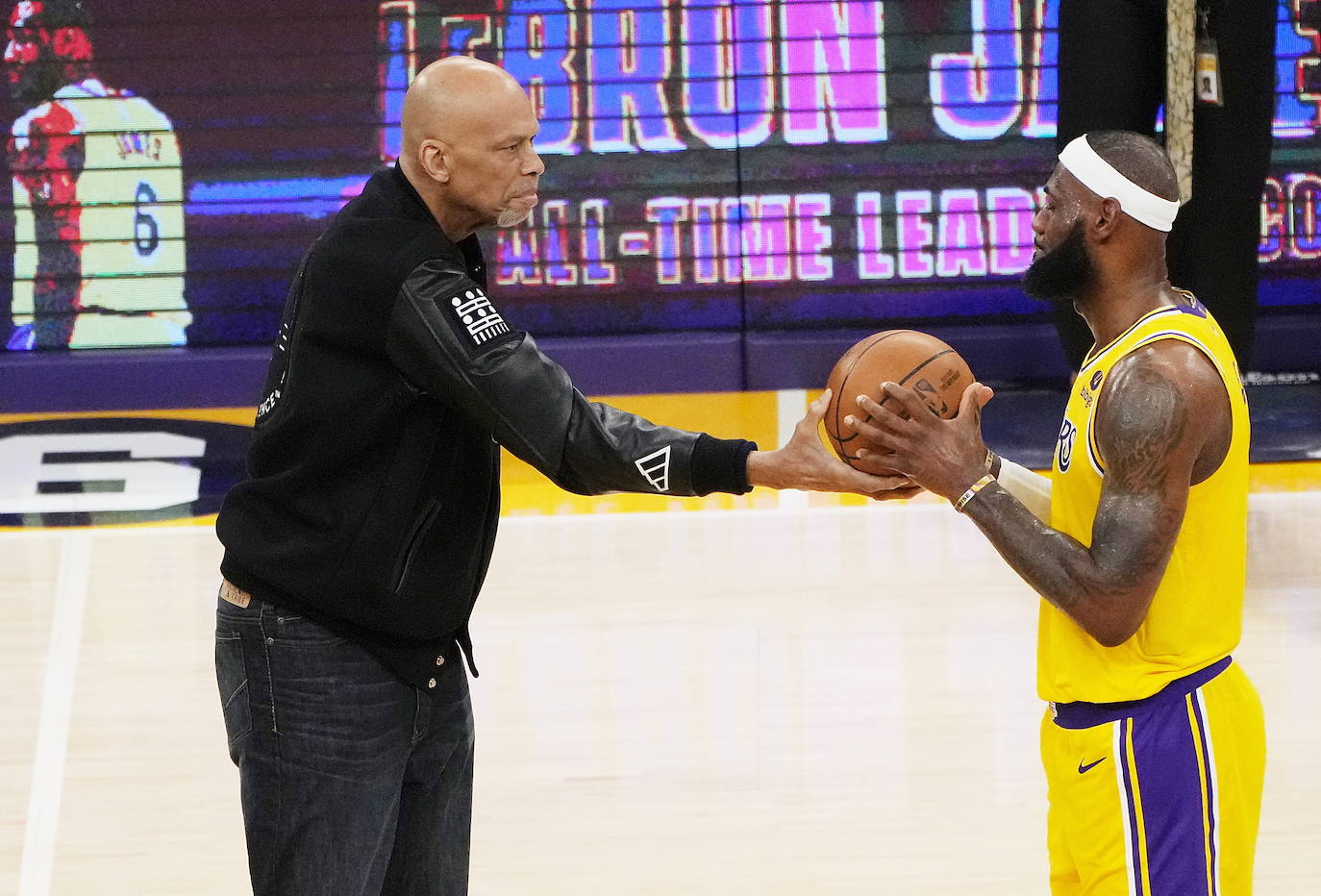 Kareem Abdul-Jabbar cede un balón en símbolo del legado que deja a LeBron James.