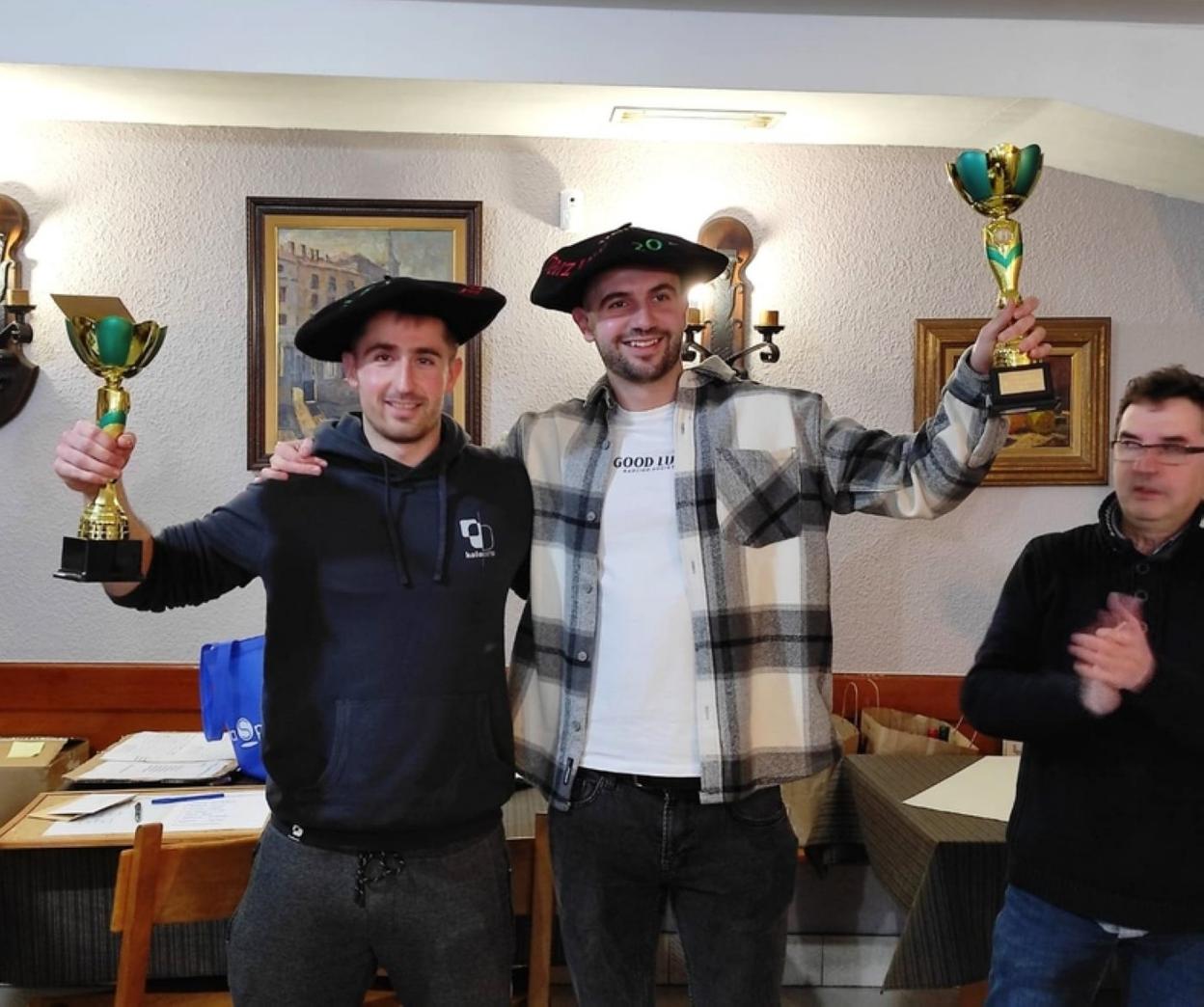Los campeones reciben txapela y copa de manos del alcalde. 