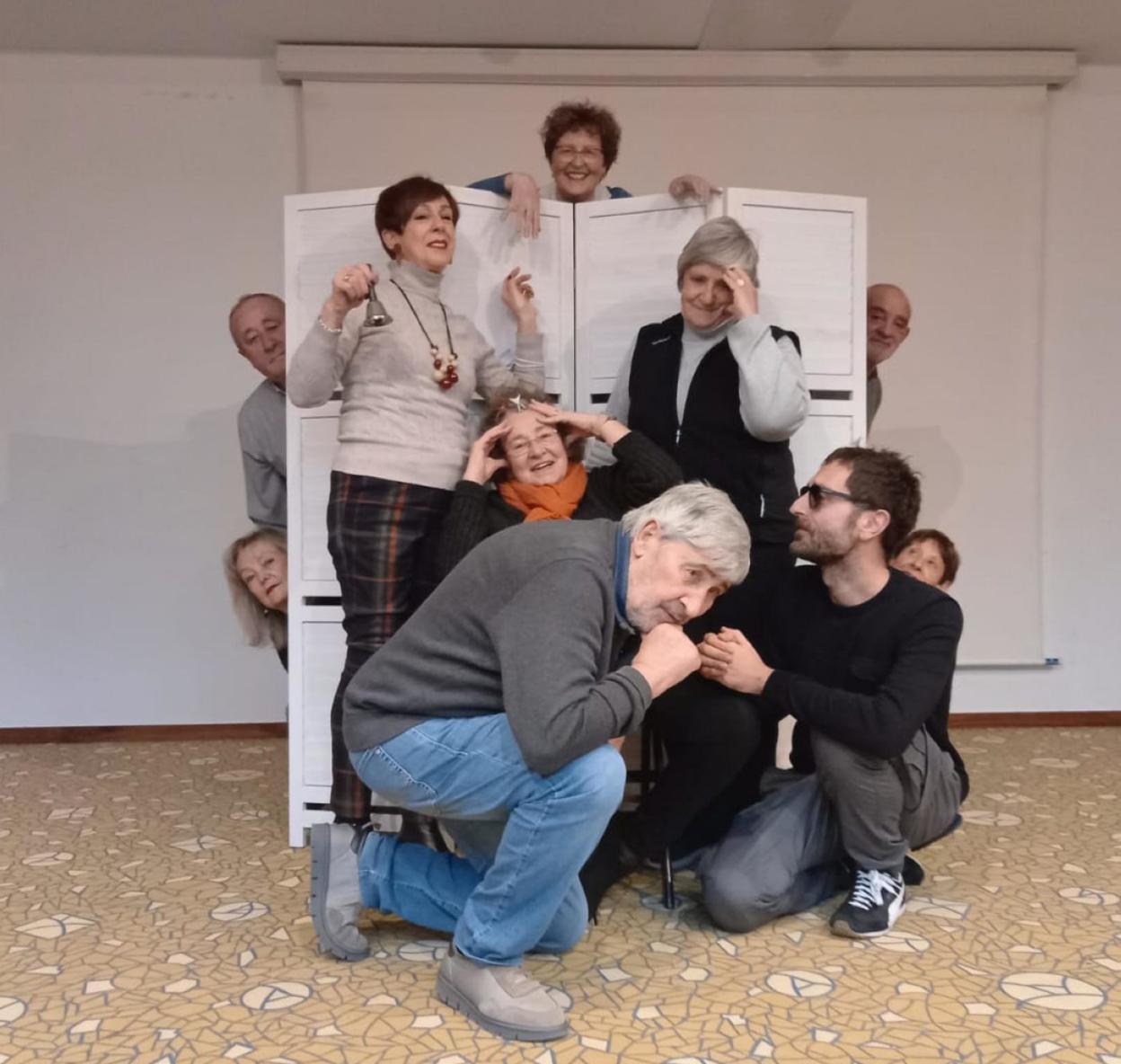 El grupo de teartro La Novena ensaya la puesta en marcha de su próximo estreno en el Coliseo.