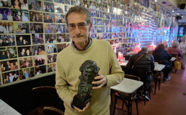 Pablo Malo, en Donostia con el Goya que ganó con 'Frío sol de invierno'.