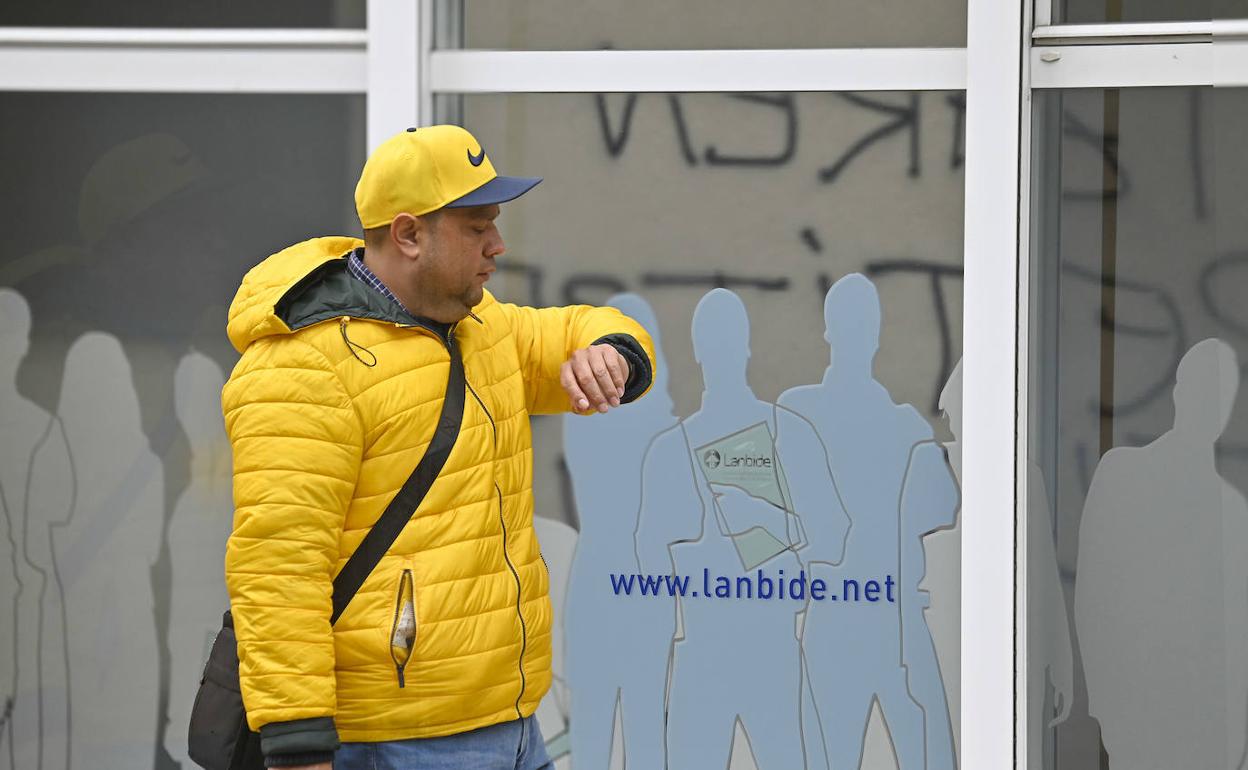 Un hombre, frente a la oficina de Lanbide en Tolosa. 