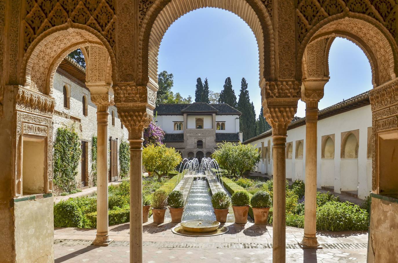  Ver la puesta del sol desde el Mirador de San Nicolás no tiene precio, según Booking. Y tampoco, disfrutar de un romántico paseo por la Alhambra.