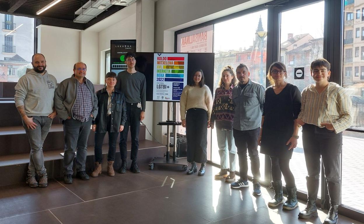 Los ganadores de la beca, junto a los diferentes representantes del tribunal este jueves en Lekuona. 