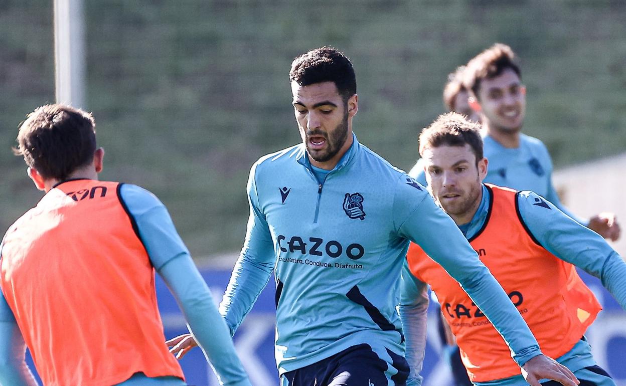 Merino protege el balón durante la sesión de entrenamiento de este jueves, presionado por Marín e Illarramendi, con Zubimendi detrás. 